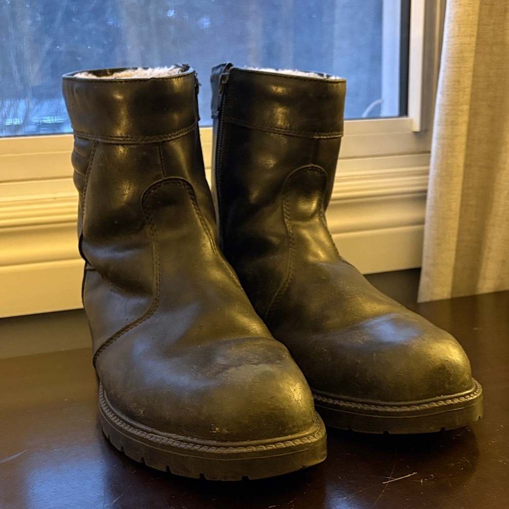 Men's Vintage Martin’s Black Leather Sherpa Lined Boots Made in Canada 10.5